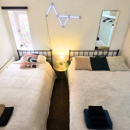 Urban Oasis Stylish Boho Flat In 布里斯托